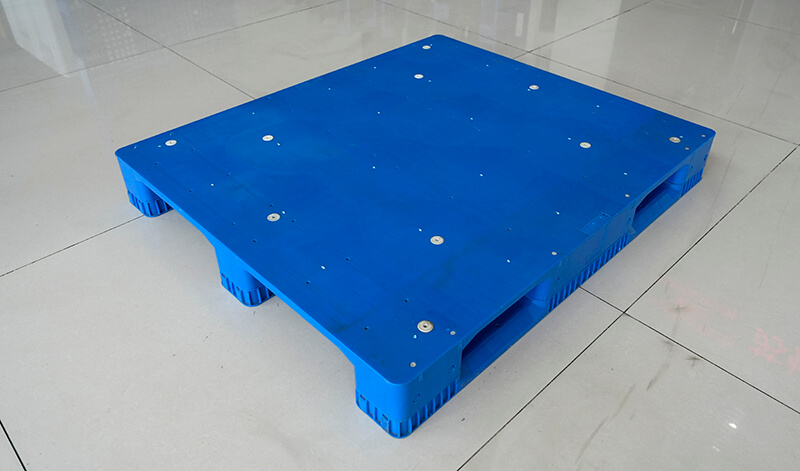  1400×1200×170-Assembled-Three-Runner-Flat-Deck-Plastic-Pallets-1-1