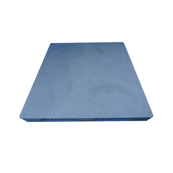 1650×1650×165-Welded-Flat-Deck-Plastic-Pallets-with-3-Runners-2