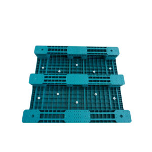 Assembled-Three-Runner-Flat-Deck-Plastic-Pallet-for-Heavy-Loads-6
