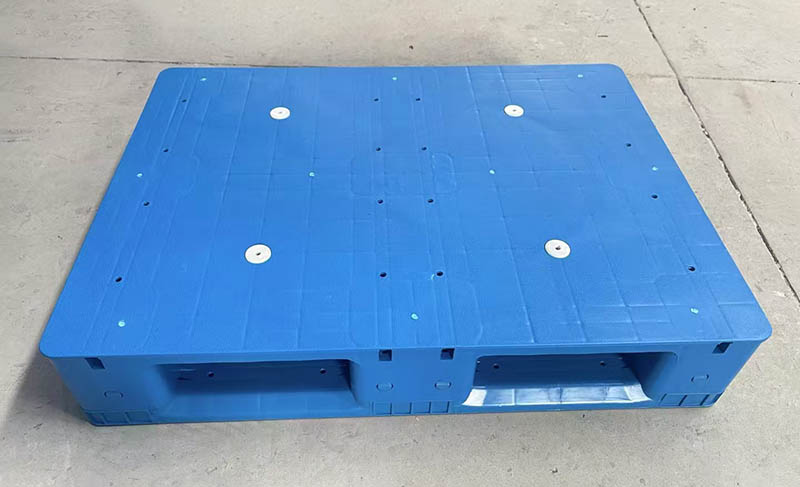 800×600-Three-Runner-Flat-Top-Plastic-Pallet 11