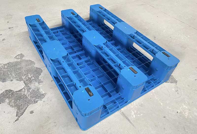 800×600-Three-Runner-Flat-Top-Plastic-Pallet 12