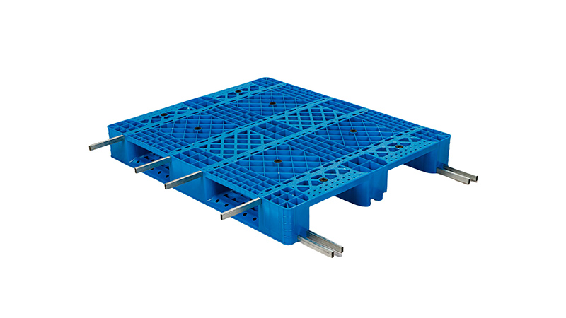Plastic-pallets-reinforced-with-steel-tubes