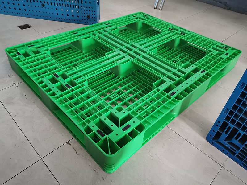 1412150-Six-Runner-Grid-Deck-Plastic-Pallet-11