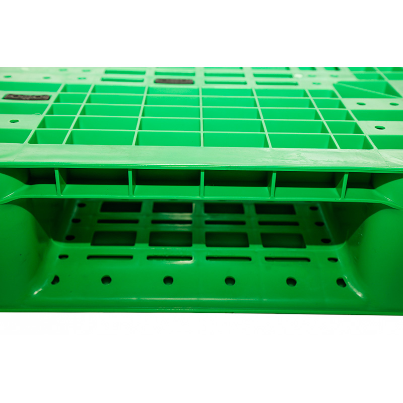 1412150-Six-Runner-Grid-Deck-Plastic-Pallet-3